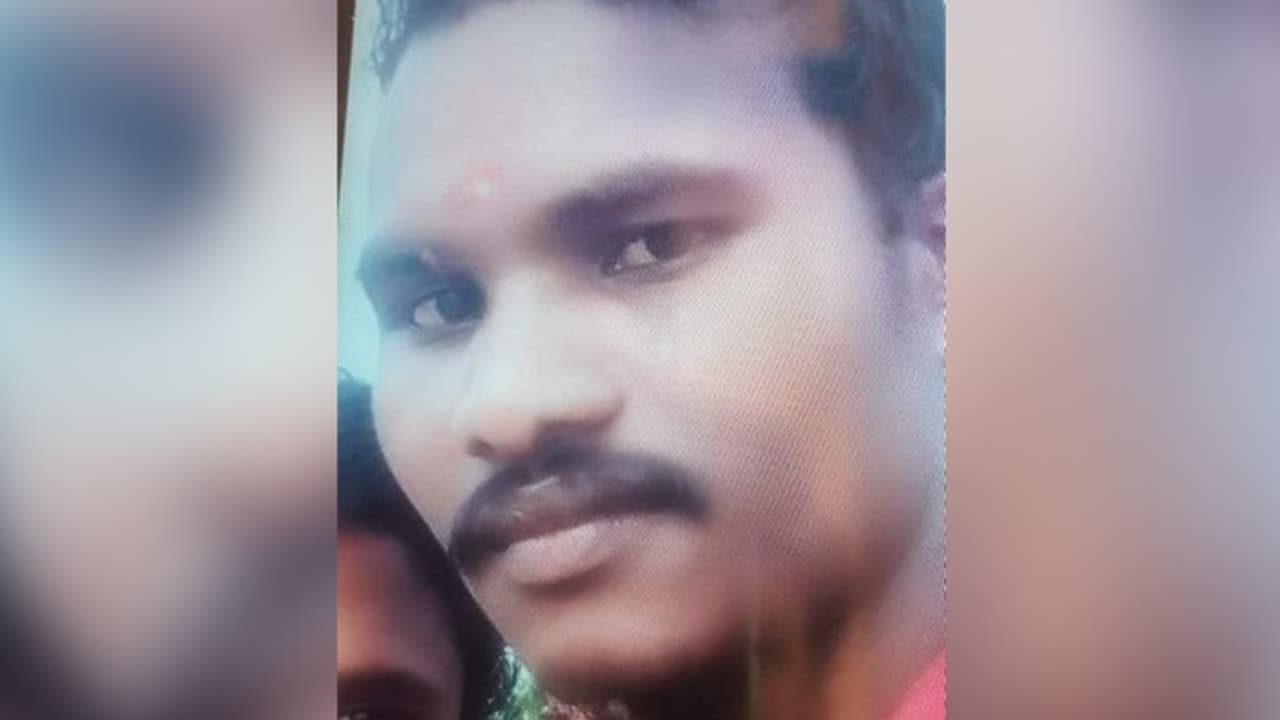 നിലമ്പൂരിൽ മരം മുറിക്കുന്നതിനിടയിൽ താഴെ വീണ് യുവാവിന് ദാരുണാന്ത്യം