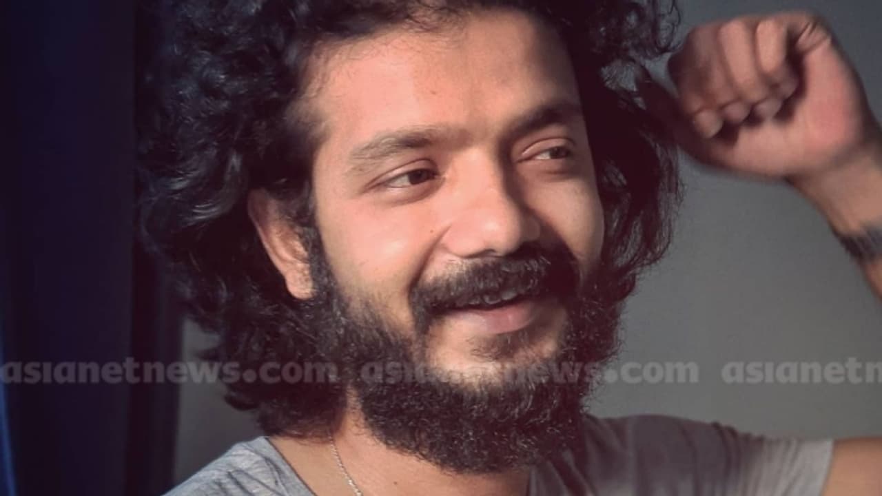 ആലപ്പുഴയിലെ ഹൈബ്രിഡ് കഞ്ചാവ് കേസ്; ശ്രീനാഥ്‌ ഭാസിയെ സാക്ഷിയാക്കും, തസ്ലീമയുമായുള്ള ചാറ്റ് കണ്ടെത്തി 