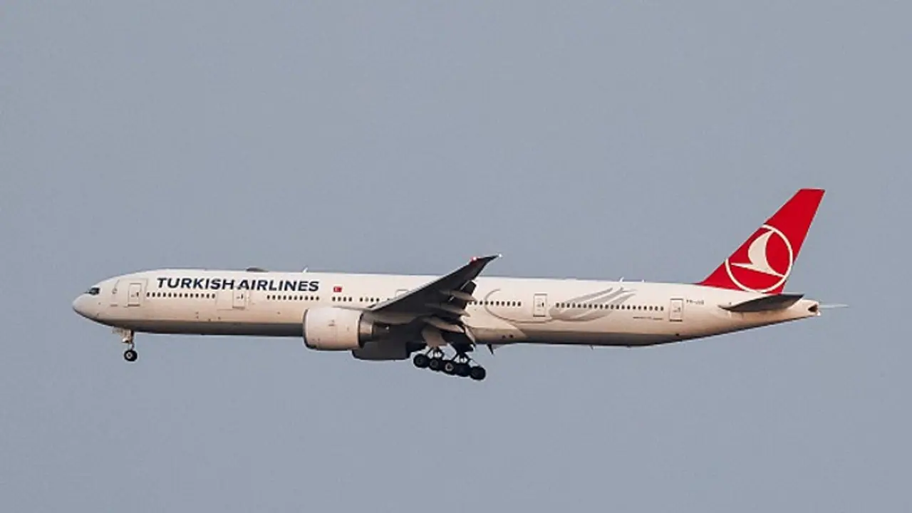 ವಾಯುಮಾರ್ಗದಲ್ಲೇ ಪೈಲೈಟ್‌ ಕುಸಿದು ಬಿದ್ದು ಸಾವು, ವಿಮಾನ ತುರ್ತು ಲ್ಯಾಂಡಿಂಗ್‌