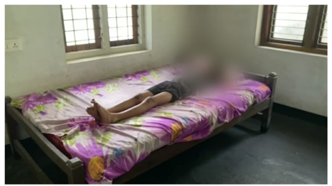 ഹെർണിയ ശസ്ത്രക്രിയക്ക് പകരം കാൽഞരമ്പ് മുറിച്ചു; കാഞ്ഞങ്ങാട് ജില്ലാ ആശുപത്രിയിൽ ചികിത്സാപിഴവെന്ന് പരാതി ഹെർണിയ ശസ്ത്രക്രിയക്ക് പകരം കാൽഞരമ്പ് മുറിച്ചു; കാഞ്ഞങ്ങാട് ജില്ലാ ആശുപത്രിയിൽ ചികിത്സാപിഴവെന്ന് പരാതി