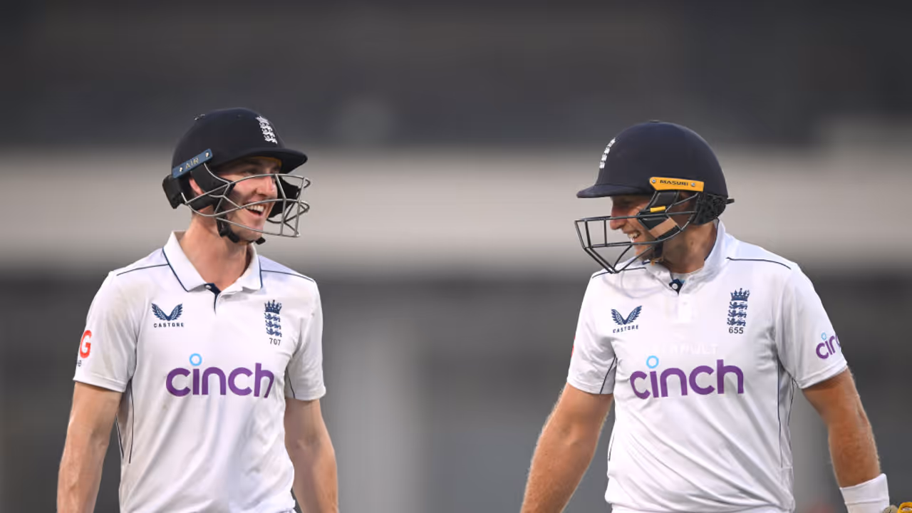 പാകിസ്ഥാന് തിരിച്ചടി, ഒറ്റ ദിവസം കൊണ്ട് പാക് സ്കോറിന് അടുത്തെത്തി ഇംഗ്ലണ്ട്; റൂട്ടിനും ബ്രൂക്കിനും സെഞ്ചുറി പാകിസ്ഥാന് തിരിച്ചടി, ഒറ്റ ദിവസം കൊണ്ട് പാക് സ്കോറിന് അടുത്തെത്തി ഇംഗ്ലണ്ട്; റൂട്ടിനും ബ്രൂക്കിനും സെഞ്ചുറി