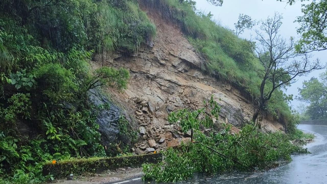 ಚಾರ್ಮಾಡಿ ಘಾಟ್ ರಸ್ತೆಯಲ್ಲಿ ಮಣ್ಣು ಕುಸಿತ: ಕೆಲ ಗಂಟೆಗಳ ಕಾಲ ಸಂಚಾರ ಸ್ಥಗಿತ, ಸಾಲುಗಟ್ಟಿ ನಿಂತ ವಾಹನಗಳು ಚಾರ್ಮಾಡಿ ಘಾಟ್ ರಸ್ತೆಯಲ್ಲಿ ಮಣ್ಣು ಕುಸಿತ: ಕೆಲ ಗಂಟೆಗಳ ಕಾಲ ಸಂಚಾರ ಸ್ಥಗಿತ, ಸಾಲುಗಟ್ಟಿ ನಿಂತ ವಾಹನಗಳು