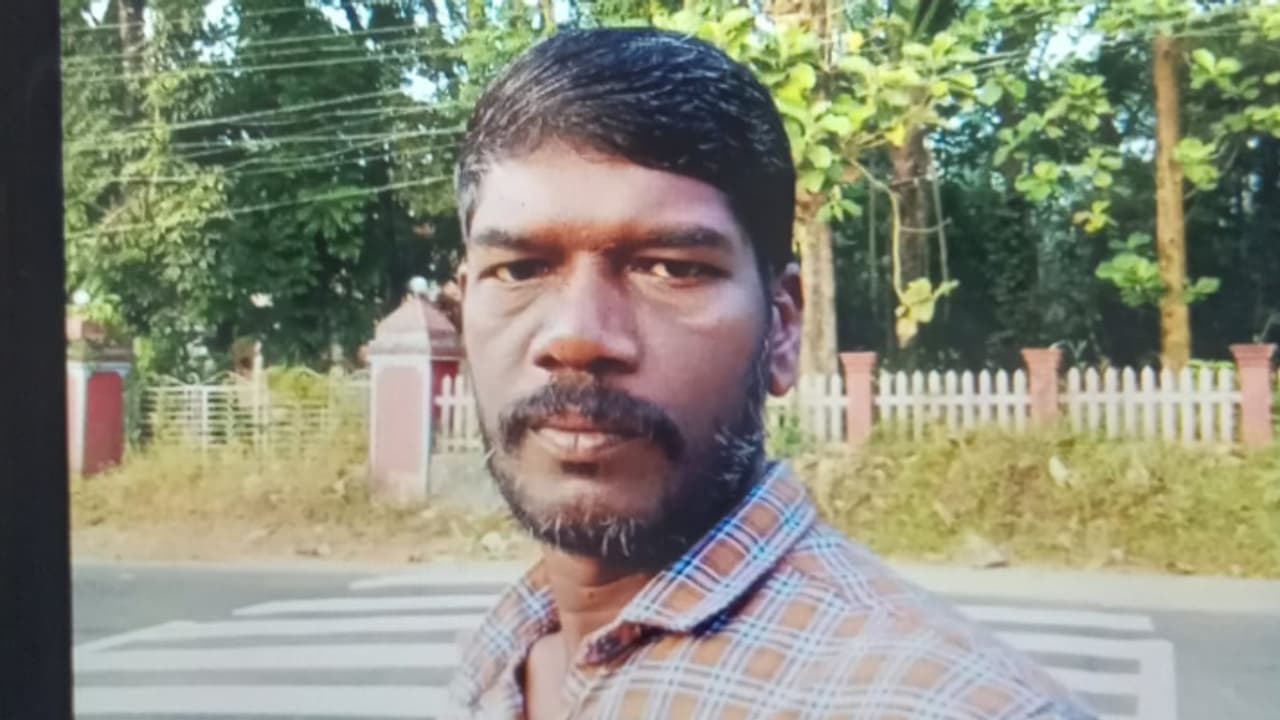 ജില്ലാ ആശുപത്രി കെട്ടിടത്തിന്റെ സ്റ്റെയറിന് ഇടയിലെ വിടവിലൂടെ താഴേക്ക് ചാടിയ യുവാവ് മരിച്ചു ജില്ലാ ആശുപത്രി കെട്ടിടത്തിന്റെ സ്റ്റെയറിന് ഇടയിലെ വിടവിലൂടെ താഴേക്ക് ചാടിയ യുവാവ് മരിച്ചു