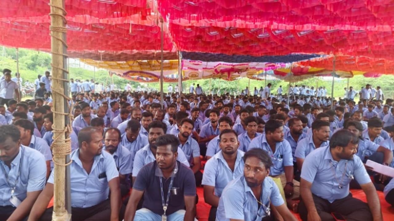 സാംസങ് ഫാക്ടറിക്ക് മുന്നിൽ തൊഴിലാളി സമരം; ഇരുന്നൂറോളം പേരെ പൊലീസ് അറസ്റ്റ് ചെയ്തു