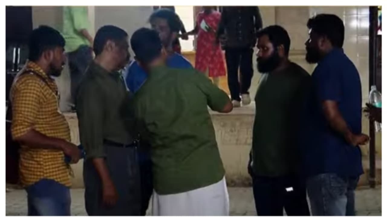 പൂണിത്തുറയിലെ കൂട്ടത്തല്ലിൽ നടപടി; സിപിഎം ലോക്കൽ കമ്മറ്റി പിരിച്ചുവിടാൻ ജില്ലാ കമ്മറ്റി പൂണിത്തുറയിലെ കൂട്ടത്തല്ലിൽ നടപടി; സിപിഎം ലോക്കൽ കമ്മറ്റി പിരിച്ചുവിടാൻ ജില്ലാ കമ്മറ്റി