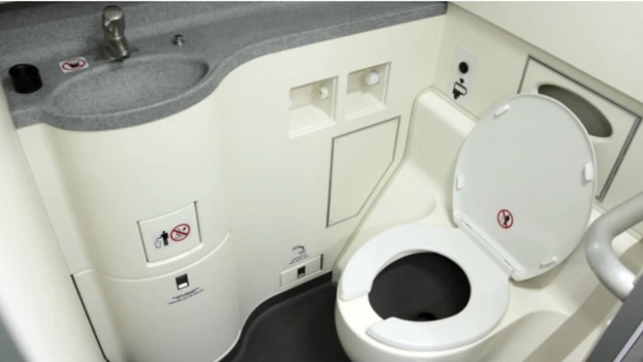 വിമാനത്തിലെ ശുചിമുറിയിൽ നിന്ന് കിട്ടിയ പേപ്പറിൽ 3 വാക്കുകൾ; ഉടൻ വിവരം കൈമാറി, ലാന്റിങിന് ശേഷം വിശദ പരിശോധനകൾ