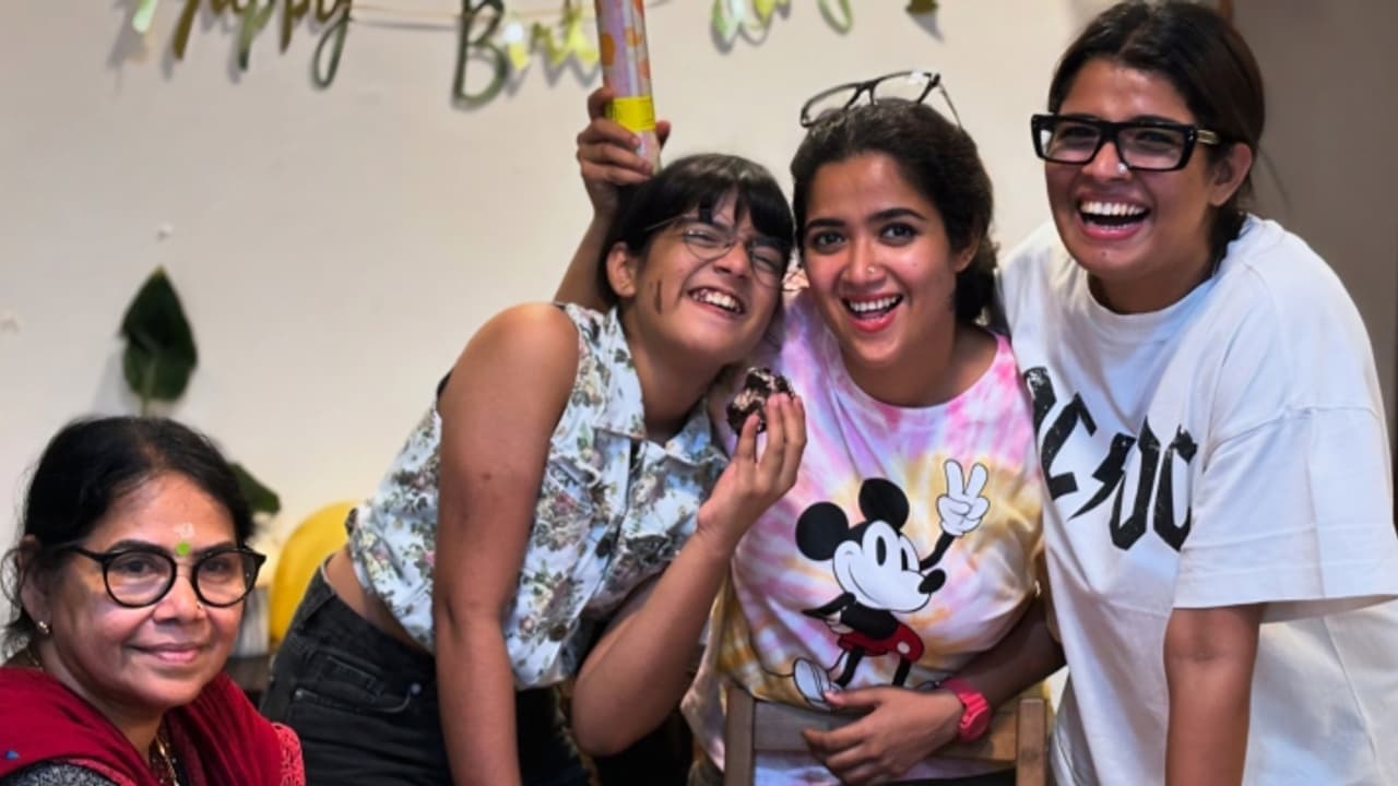 'ഒരായിരം പിറന്നാള്‍ ഉമ്മ എന്റെ പൊന്നുമോള്‍ക്ക്' : അഭിരാമിയെ ചേര്‍ത്ത് പിടിച്ച് അമൃത സുരേഷ്