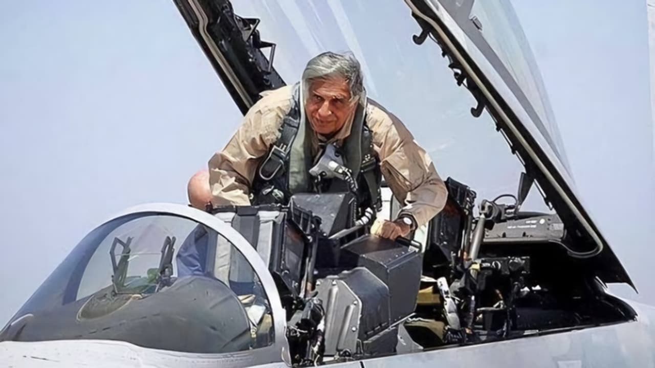 69 കാരനായ രത്തൻ ടാറ്റ യുദ്ധവിമാനം പറത്തി! പിന്നെ പിറന്നത് ചരിത്രം