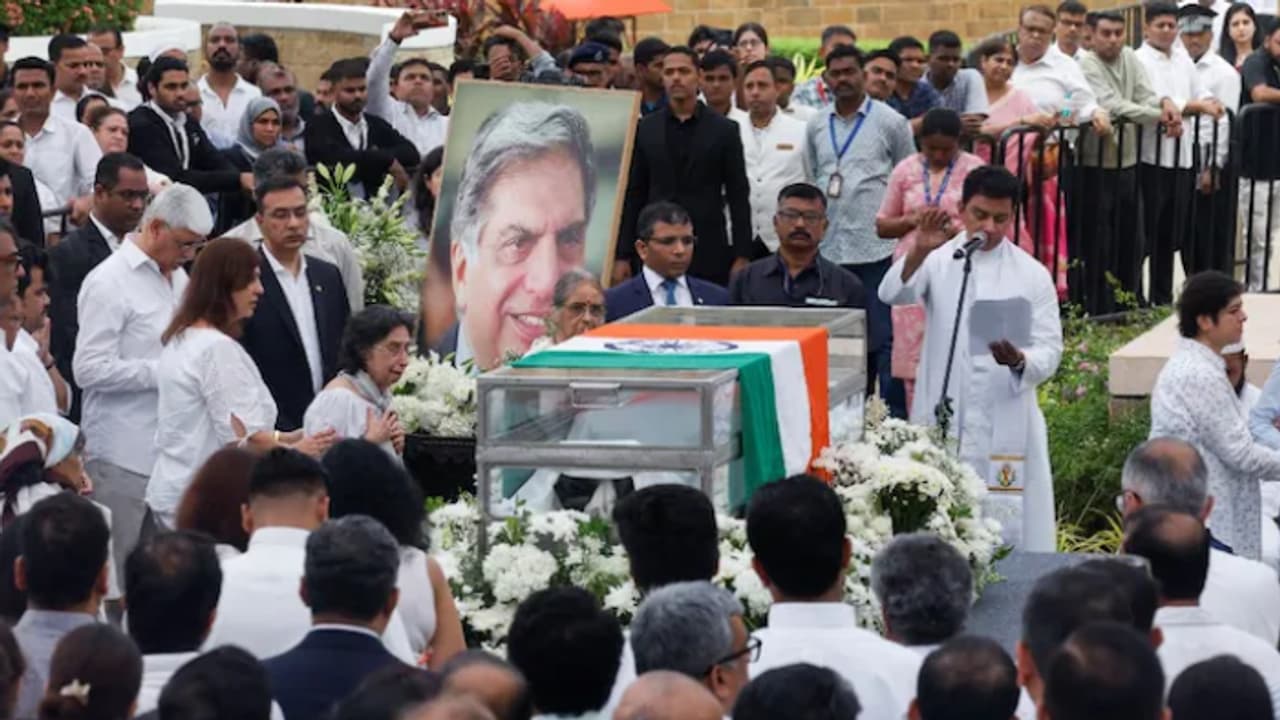 രത്തൻ ടാറ്റയ്ക്ക് അന്ത്യാഞ്ജലി അർപ്പിച്ച് പ്രമുഖരടക്കം ആയിരങ്ങൾ, പൊതുദർശനം അവസാനിച്ചു; സംസ്കാര ചടങ്ങ് തുടങ്ങി രത്തൻ ടാറ്റയ്ക്ക് അന്ത്യാഞ്ജലി അർപ്പിച്ച് പ്രമുഖരടക്കം ആയിരങ്ങൾ, പൊതുദർശനം അവസാനിച്ചു; സംസ്കാര ചടങ്ങ് തുടങ്ങി