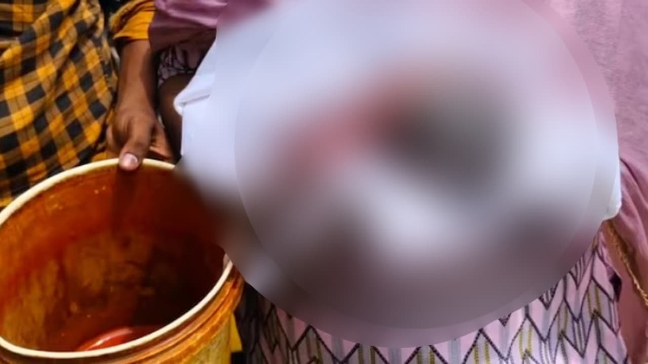 ബസ് സ്റ്റാൻഡ് ടോയ്ലറ്റിൽ കമഴ്ത്തിവെച്ച ബക്കറ്റ്, ശുചീകരണ തൊഴിലാളികളെത്തിയത് രക്ഷയായി, കണ്ടത് ചോരക്കുഞ്ഞിനെ ബസ് സ്റ്റാൻഡ് ടോയ്ലറ്റിൽ കമഴ്ത്തിവെച്ച ബക്കറ്റ്, ശുചീകരണ തൊഴിലാളികളെത്തിയത് രക്ഷയായി, കണ്ടത് ചോരക്കുഞ്ഞിനെ