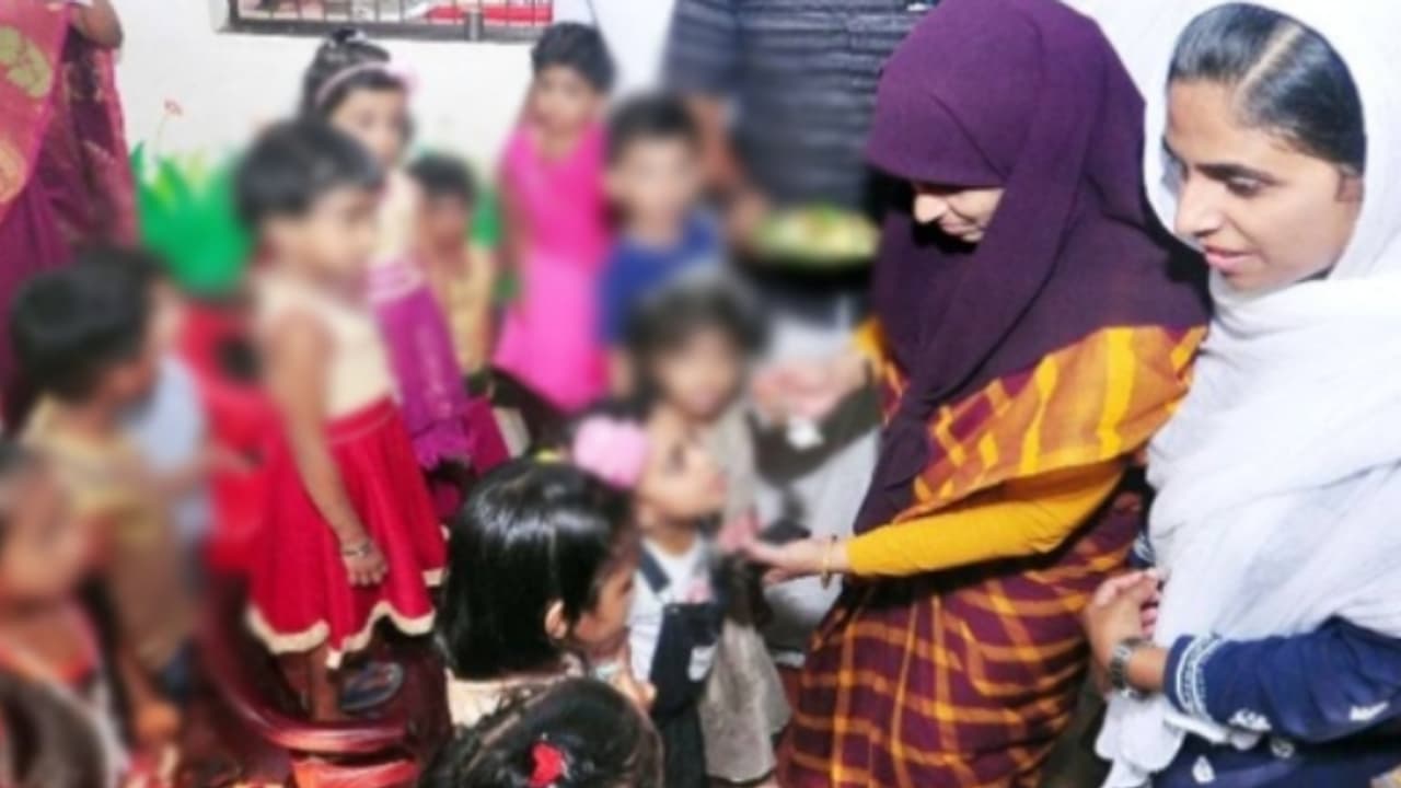 'അമ്മമാര്ക്കോ മറ്റോ വേണമെങ്കിൽ കൂടെ നിൽക്കാം' വികസന വെല്ലുവിളികള് നേരിടുന്ന കുട്ടികൾക്ക് അങ്കണവാടി പ്രവേശനം 'അമ്മമാര്ക്കോ മറ്റോ വേണമെങ്കിൽ കൂടെ നിൽക്കാം' വികസന വെല്ലുവിളികള് നേരിടുന്ന കുട്ടികൾക്ക് അങ്കണവാടി പ്രവേശനം