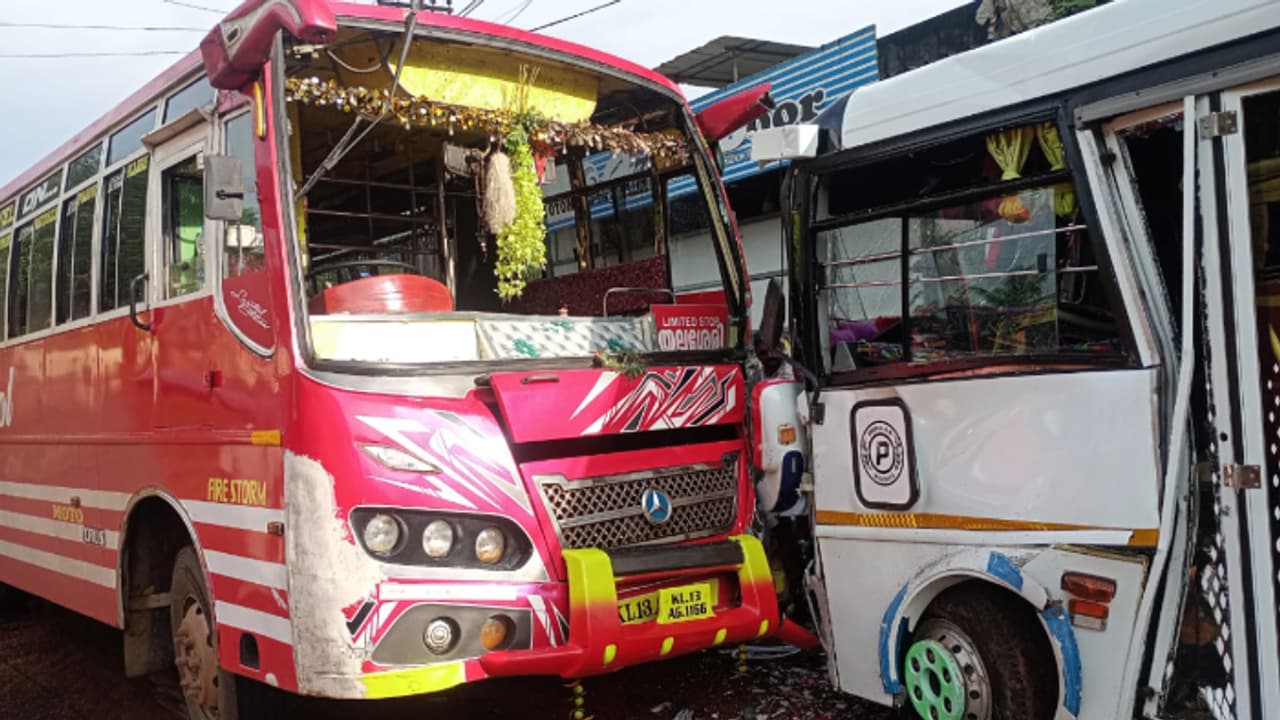 കൂത്തുപറമ്പിൽ സ്വകാര്യ ബസ് നിര്ത്തിയിട്ട ടൂറിസ്റ്റ് ബസിൽ ഇടിച്ചുകയറി; യാത്രക്കാർക്ക് പരിക്ക് കൂത്തുപറമ്പിൽ സ്വകാര്യ ബസ് നിര്ത്തിയിട്ട ടൂറിസ്റ്റ് ബസിൽ ഇടിച്ചുകയറി; യാത്രക്കാർക്ക് പരിക്ക്
