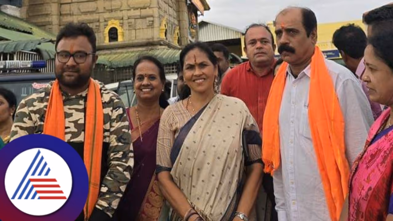 ಸಾವಿರ ಮೆಟ್ಟಿಲು ಹತ್ತಿ ಚಾಮುಂಡೇಶ್ವರಿ ತಾಯಿ ದರ್ಶನ ಪಡೆದ ಕೇಂದ್ರ ಸಚಿವ ಶೋಭಾ ಕರಾಂದ್ಲಾಜೆ