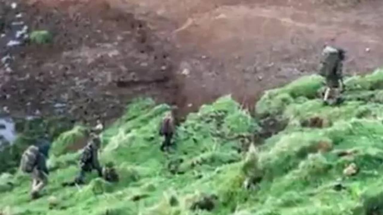 നാലുപേർക്കും ബാക്ക്പാക്ക്, മാസ്കും മൂടുന്ന വസ്ത്രവും, 3 കൊല്ലം മുമ്പ് നാടുവിട്ട അച്ഛനേയും മക്കളേയും കണ്ടെന്ന് 