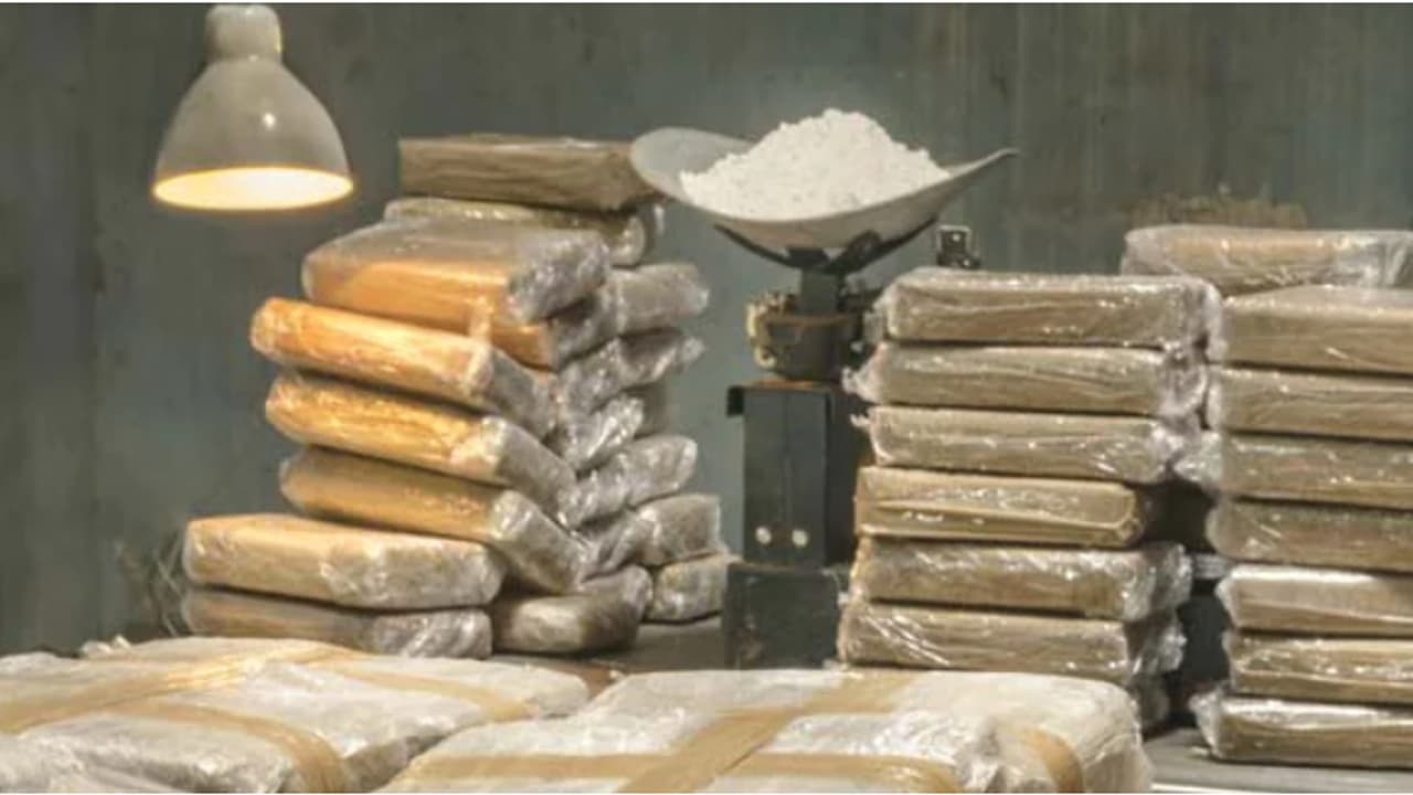 സംശയാസ്പദ സാഹചര്യത്തിൽ തകർന്ന മത്സ്യബന്ധന ബോട്ട്; പരിശോധിച്ചപ്പോൾ 2300 കിലോ കൊക്കെയ്ൻ, 13 പേർ പിടിയിൽ സംശയാസ്പദ സാഹചര്യത്തിൽ തകർന്ന മത്സ്യബന്ധന ബോട്ട്; പരിശോധിച്ചപ്പോൾ 2300 കിലോ കൊക്കെയ്ൻ, 13 പേർ പിടിയിൽ