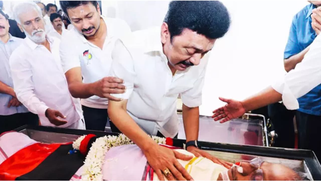 'എനിക്ക് ചാരിനിൽക്കാനുള്ള അവസാന തോളും നഷ്ടപ്പെട്ടിരിക്കുന്നു'; വിങ്ങിപ്പൊട്ടി സ്റ്റാലിന് 'എനിക്ക് ചാരിനിൽക്കാനുള്ള അവസാന തോളും നഷ്ടപ്പെട്ടിരിക്കുന്നു'; വിങ്ങിപ്പൊട്ടി സ്റ്റാലിന്