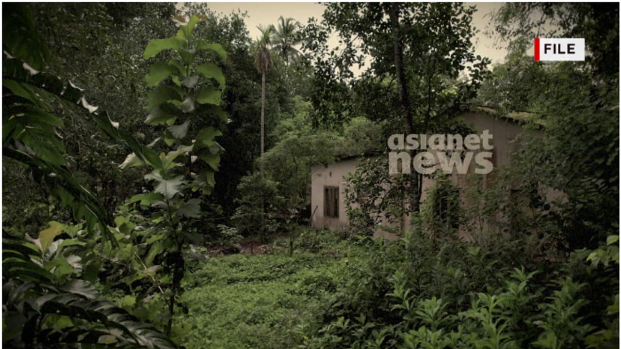 കേരളത്തെ നടുക്കിയ വീട്, വര്ഷം 2 കഴിഞ്ഞിട്ടും സന്ദര്ശകര് എത്തുന്നു; ഇലന്തൂര് ഇരട്ടനരബലി പുറത്തറിഞ്ഞ് 2 വർഷം കേരളത്തെ നടുക്കിയ വീട്, വര്ഷം 2 കഴിഞ്ഞിട്ടും സന്ദര്ശകര് എത്തുന്നു; ഇലന്തൂര് ഇരട്ടനരബലി പുറത്തറിഞ്ഞ് 2 വർഷം