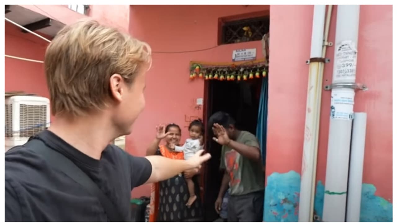 ദില്ലിയിലെ ഏറ്റവും ദരിദ്രമായ ചേരി, പക്ഷേ, ആതിഥ്യമര്യാദയിൽ തന്നെ അത്ഭുതപ്പെടുത്തിയെന്ന് യൂട്യൂബർ; വീഡിയോ വൈറൽ