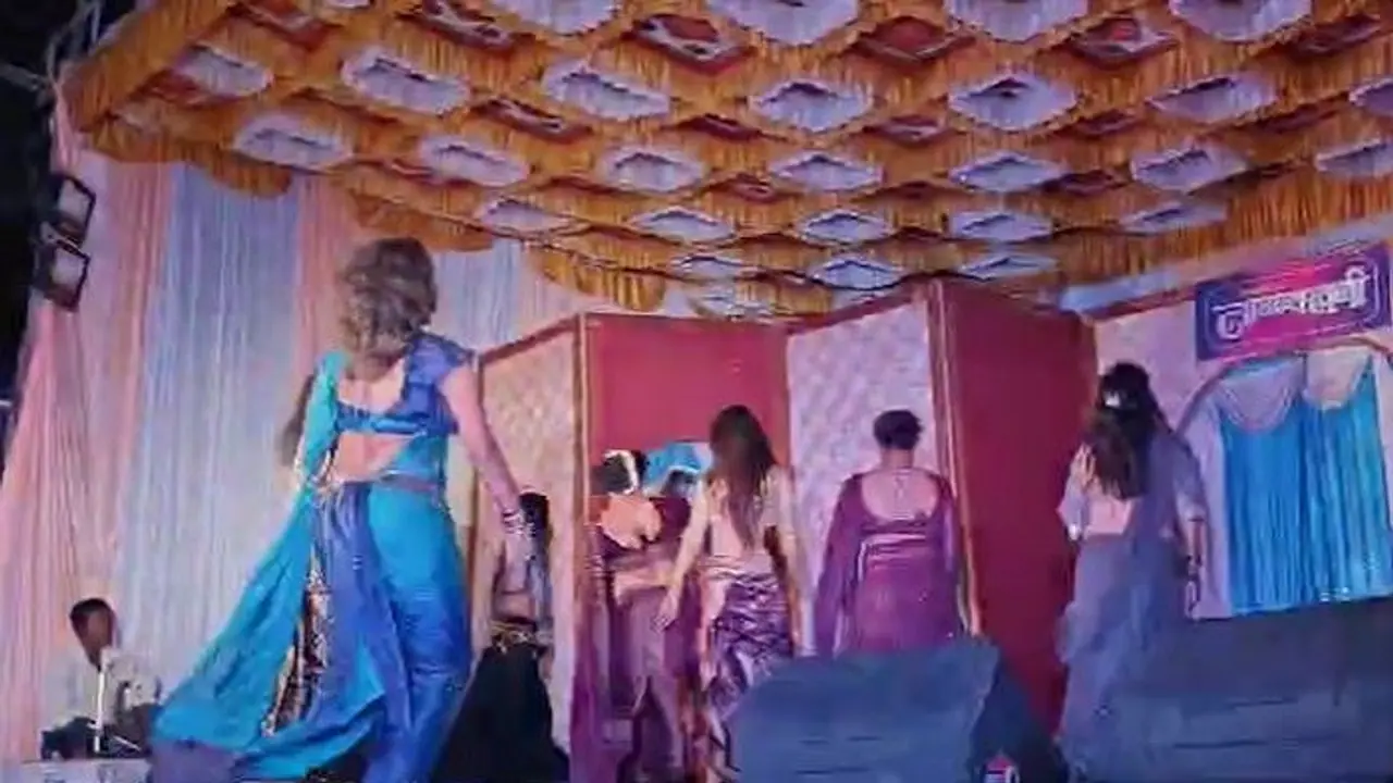 ವಿಜಯಪುರ: ನವರಾತ್ರಿ ಆಚರಣೆ ವೇಳೆ ಯುವತಿಯರಿಂದ ಅಶ್ಲೀಲ ನೃತ್ಯ, ಮುಜುಗರಕ್ಕೊಳಗಾದ ಜನ!