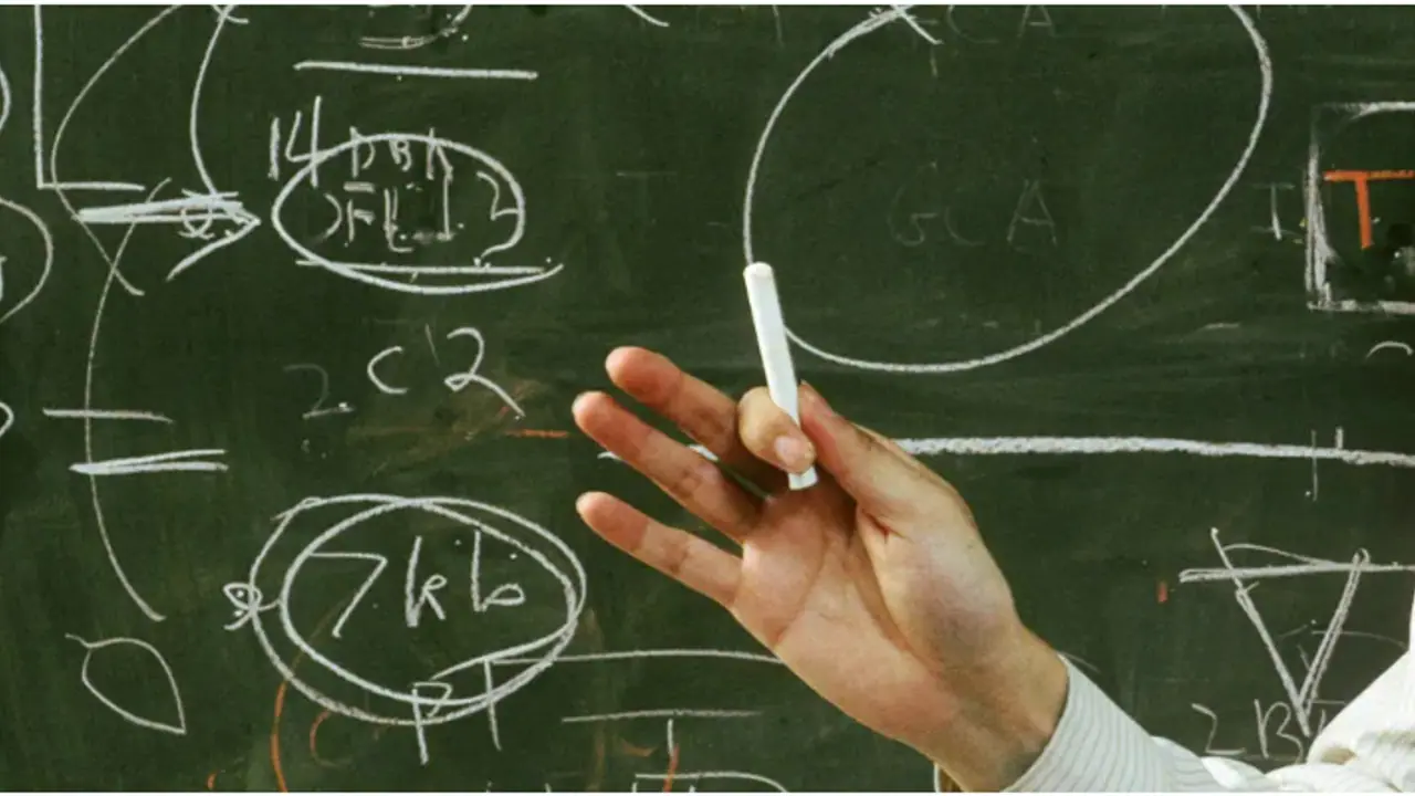 പതിവായി മദ്യപിച്ച് സ്കൂളിൽ വരും, അടിച്ചു പൂസായി റോഡിൽ കിടക്കും; ഹെഡ്മാസ്റ്റർക്കെതിരെ പരാതി, സംഭവം ജയ്പൂരിൽ പതിവായി മദ്യപിച്ച് സ്കൂളിൽ വരും, അടിച്ചു പൂസായി റോഡിൽ കിടക്കും; ഹെഡ്മാസ്റ്റർക്കെതിരെ പരാതി, സംഭവം ജയ്പൂരിൽ