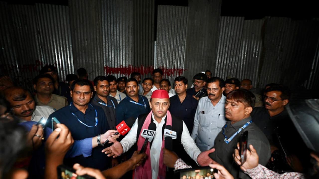 Akhilesh Yadav vs BJP: Showdown in Lucknow over barricade at JP Narayan Centre Akhilesh Yadav vs BJP: Showdown in Lucknow over barricade at JP Narayan Centre