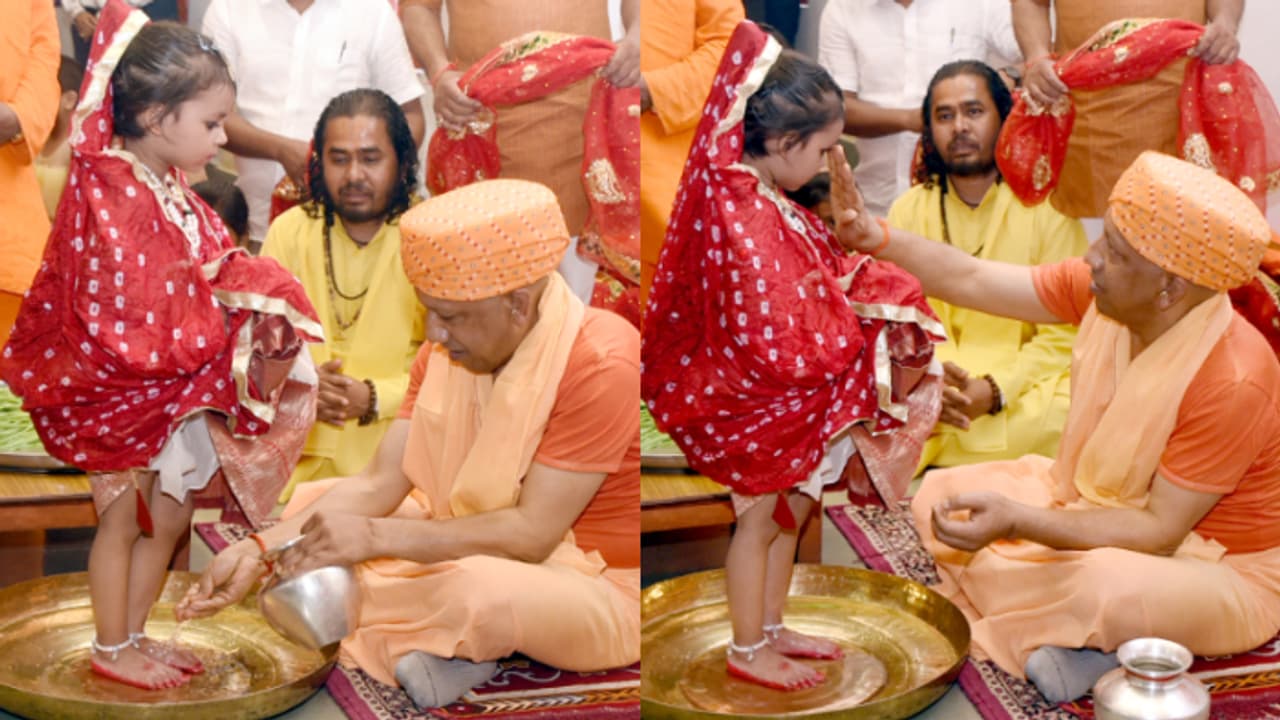 ಮಹಾನವಮಿ ದಿನ ಕನ್ಯಾ ಪೂಜೆ ನೆರವೇರಿಸಿದ ಸಿಎಂ ಯೋಗಿ ಆದಿತ್ಯನಾಥ್!