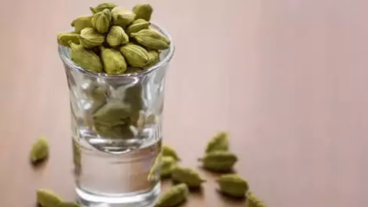 ഏലയ്ക്കയിട്ട് തിളപ്പിച്ച വെള്ളം കുടിക്കൂ, അറിയാം ഗുണങ്ങള്‍