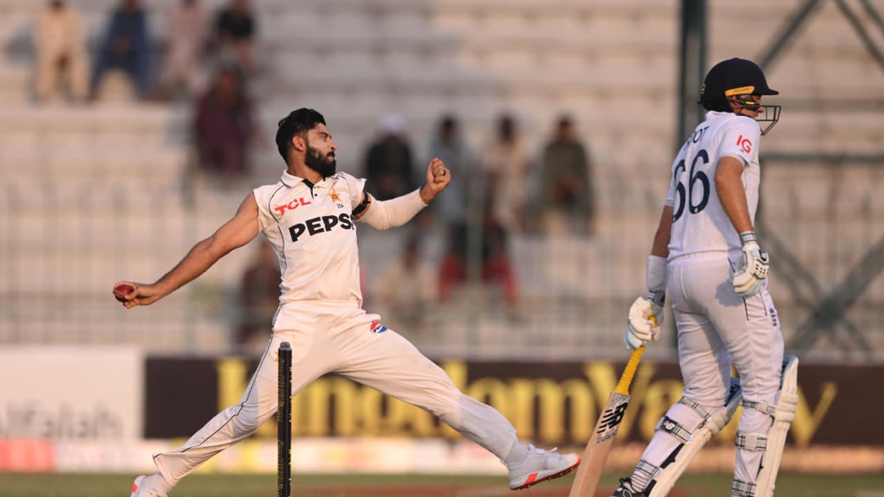 റൂട്ട് ഡബിളും ബ്രൂക്ക് ട്രിപ്പിളുമടിച്ചപ്പോൾ 'സെഞ്ചുറി'അടിച്ചത് 6 ബൗളർമാർ; നാണക്കേടിന്റെ പടുകുഴിയിൽ പാകിസ്ഥാൻ റൂട്ട് ഡബിളും ബ്രൂക്ക് ട്രിപ്പിളുമടിച്ചപ്പോൾ 'സെഞ്ചുറി'അടിച്ചത് 6 ബൗളർമാർ; നാണക്കേടിന്റെ പടുകുഴിയിൽ പാകിസ്ഥാൻ