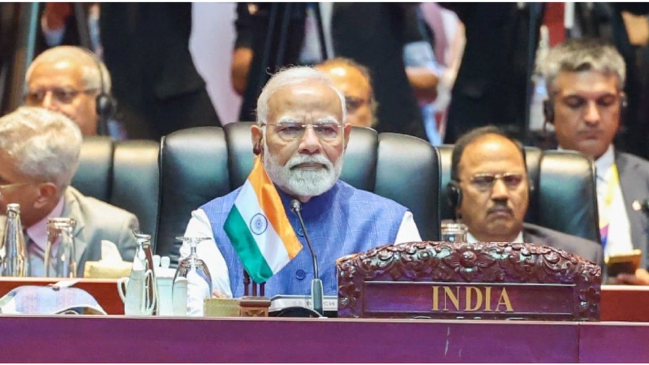 'ഞാൻ വരുന്നത് ബുദ്ധന്റെ നാട്ടിൽ നിന്ന്, യുദ്ധം ഒന്നിനും പരിഹാരമല്ല': ഈസ്റ്റ് ഏഷ്യ ഉച്ചകോടിയിൽ പ്രധാനമന്ത്രി 'ഞാൻ വരുന്നത് ബുദ്ധന്റെ നാട്ടിൽ നിന്ന്, യുദ്ധം ഒന്നിനും പരിഹാരമല്ല': ഈസ്റ്റ് ഏഷ്യ ഉച്ചകോടിയിൽ പ്രധാനമന്ത്രി