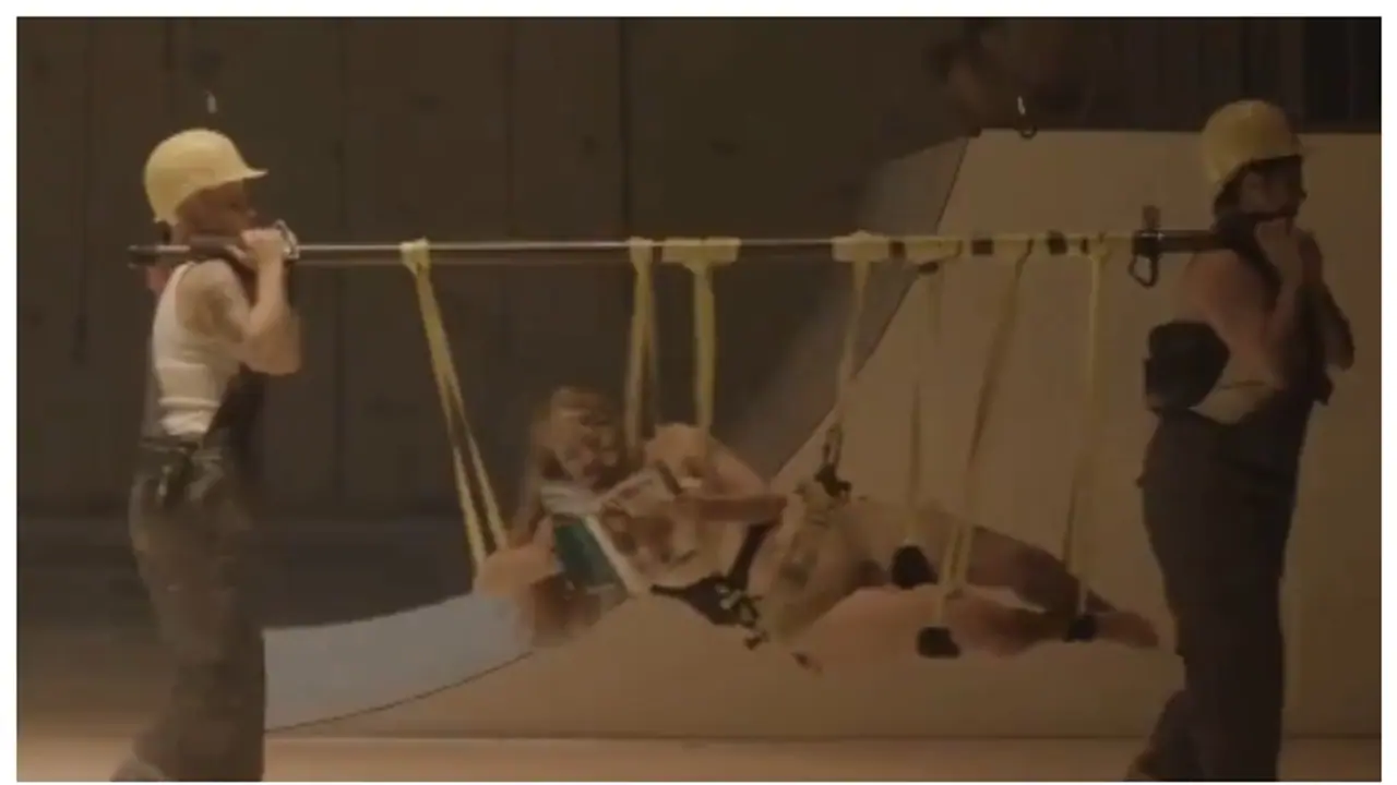 ലെസ്ബിയൻ ലൈംഗികതയുടെ അതിപ്രസരം; ഛർദ്ദിച്ച്, തലകറങ്ങി നാടകം കണ്ടിറങ്ങിയവർ, ചികിത്സ തേടിയത് 18 പേർ 