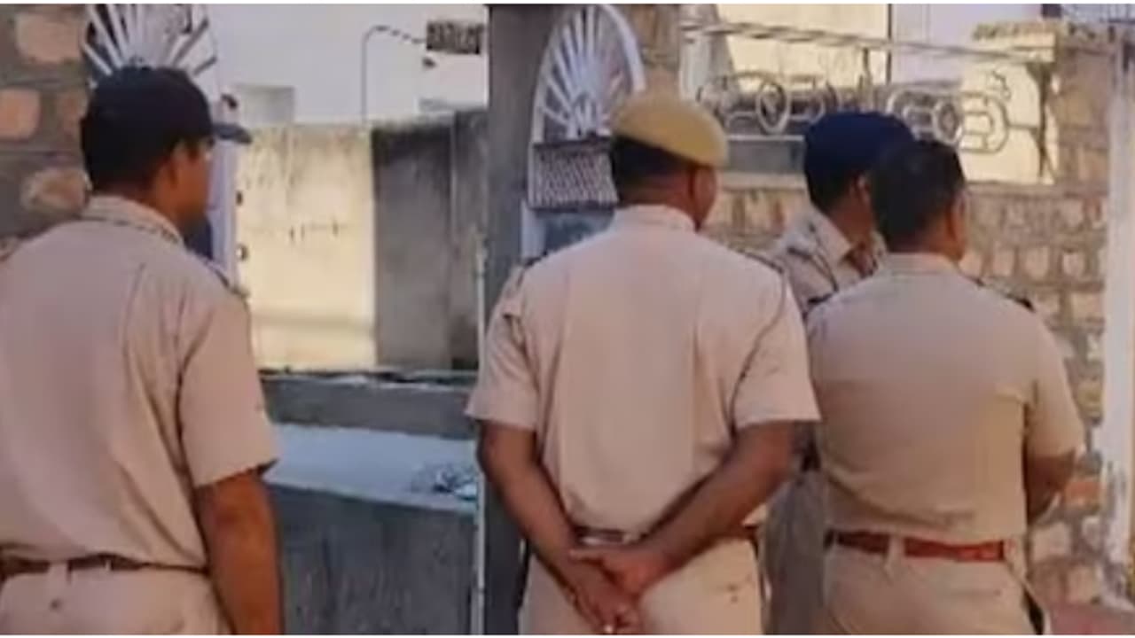 'പോ, പോയി ഭിക്ഷ യാചിക്ക്': സ്വത്തിനായി മാതാപിതാക്കളോട് മക്കളുടെ ക്രൂരത, മൃതദേഹം വാട്ടർടാങ്കിൽ, കുറിപ്പ് കിട്ടി 'പോ, പോയി ഭിക്ഷ യാചിക്ക്': സ്വത്തിനായി മാതാപിതാക്കളോട് മക്കളുടെ ക്രൂരത, മൃതദേഹം വാട്ടർടാങ്കിൽ, കുറിപ്പ് കിട്ടി