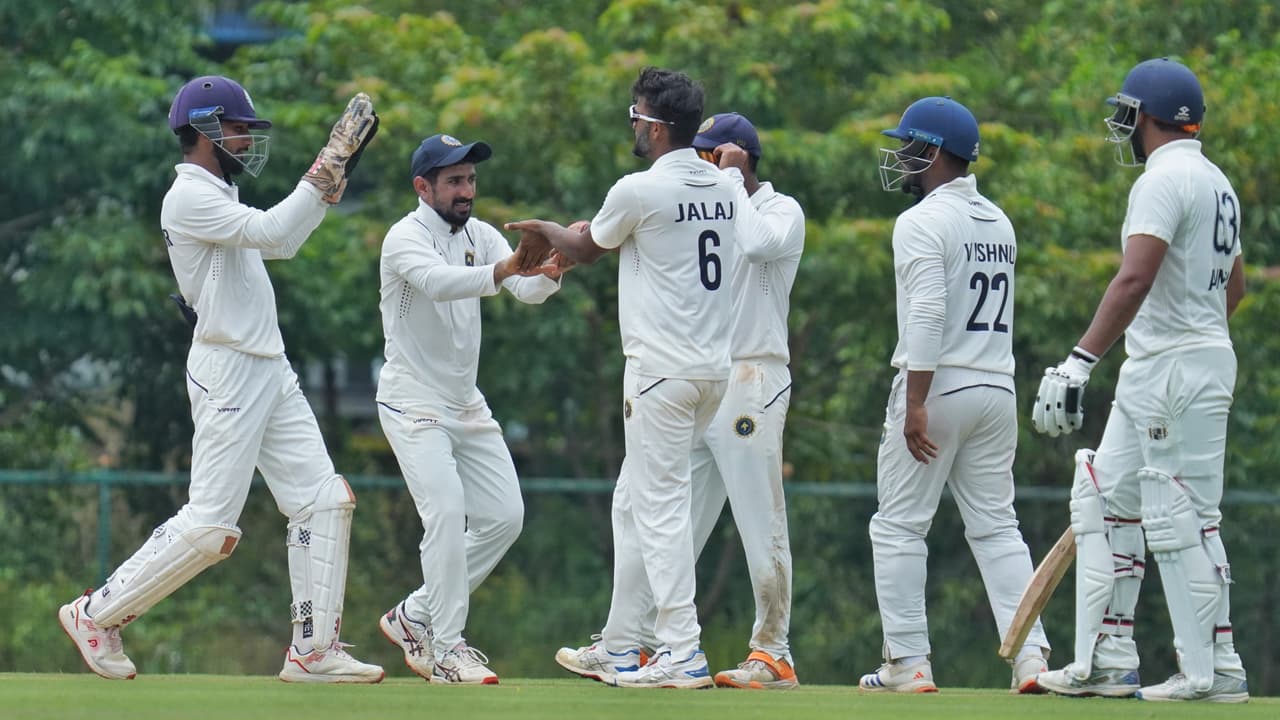 സര്‍വാതെയ്ക്ക് മൂന്ന് വിക്കറ്റ്! അതിഥി താരങ്ങളുടെ കരുത്തില്‍ കേരളം; രഞ്ജി ട്രോഫിയില്‍ പഞ്ചാബിന് തകര്‍ച്ച