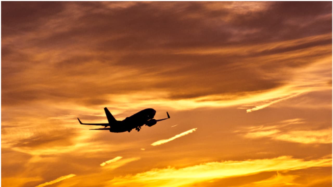  മദ്യലഹരിയിലായിരുന്ന യാത്രക്കാരന്‍ ഇരിക്കാൻ വിസമ്മതിച്ചു; സീറ്റിൽ കെട്ടിയിട്ട് വിമാന ജീവനക്കാര്‍, വിമാനം വൈകി