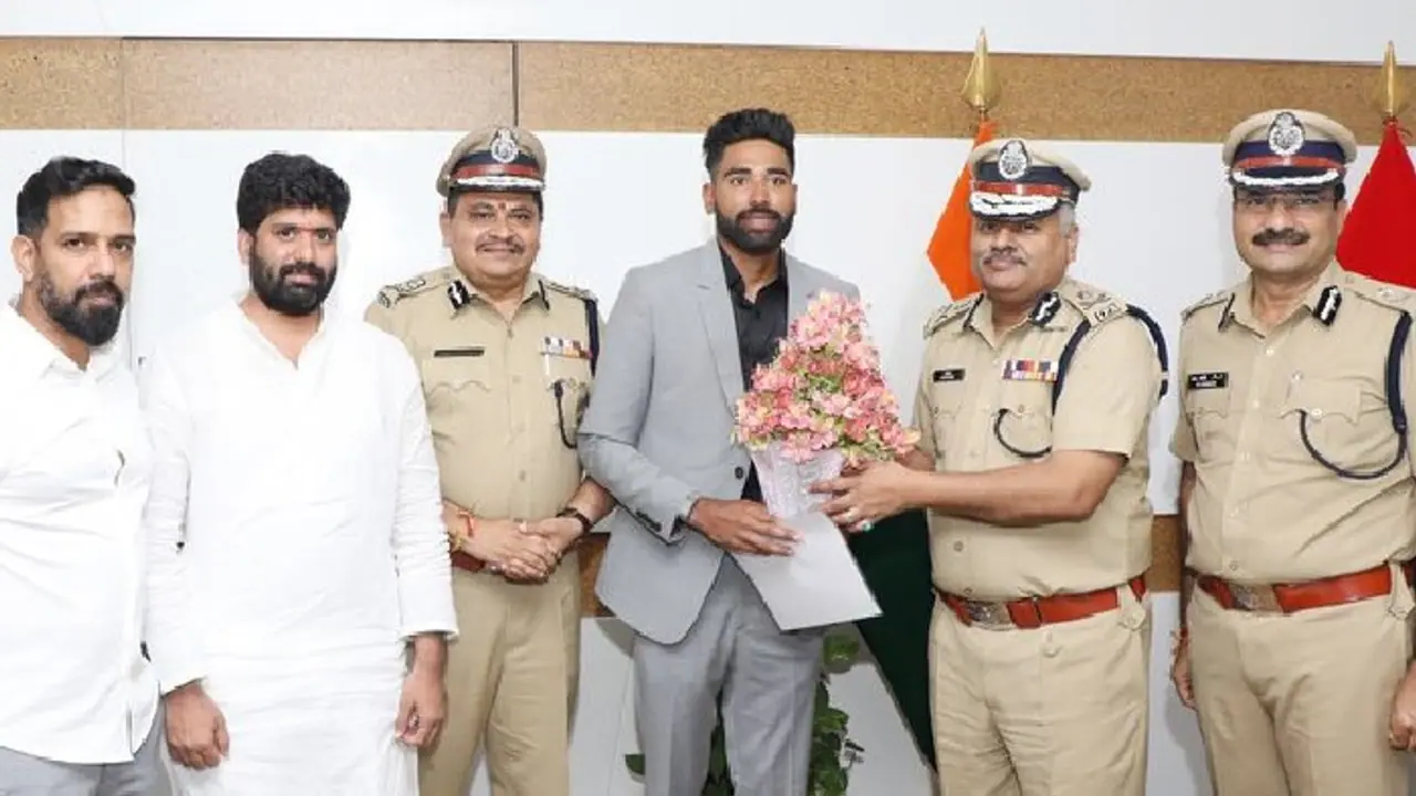 ತೆಲಂಗಾಣದ ಡಿಎಸ್ಪಿಯಾಗಿ ಅಧಿಕಾರ ಸ್ವೀಕರಿಸಿದ ಟೀಂ ಇಂಡಿಯಾ ವೇಗಿ ಮೊಹಮ್ಮದ್ ಸಿರಾಜ್ ತೆಲಂಗಾಣದ ಡಿಎಸ್ಪಿಯಾಗಿ ಅಧಿಕಾರ ಸ್ವೀಕರಿಸಿದ ಟೀಂ ಇಂಡಿಯಾ ವೇಗಿ ಮೊಹಮ್ಮದ್ ಸಿರಾಜ್