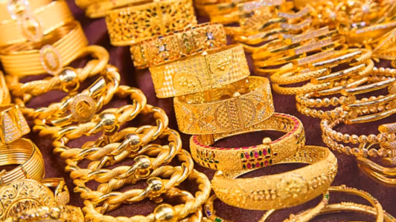 തൃശൂരിലെ GST സ്വർണ്ണ റെയ്ഡ്: 5 കൊല്ലത്തിനിടെ 1000 കോടിയുടെ നികുതി വെട്ടിപ്പെന്ന് പ്രാഥമിക നിഗമനം തൃശൂരിലെ GST സ്വർണ്ണ റെയ്ഡ്: 5 കൊല്ലത്തിനിടെ 1000 കോടിയുടെ നികുതി വെട്ടിപ്പെന്ന് പ്രാഥമിക നിഗമനം