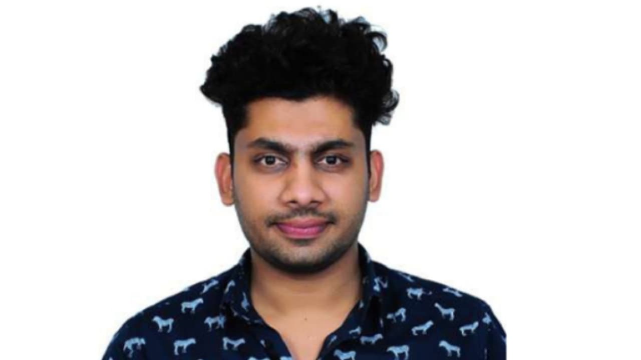 ഒരൊറ്റ മെസേജ് അയച്ചു, പിന്നെ എല്ലാം പെട്ടെന്ന്, നല്ലൊരു കമ്പനിയിലെ ജോലി പോയി, തീര്ന്നില്ല യുവാവിനെതിരെ കേസ് ഒരൊറ്റ മെസേജ് അയച്ചു, പിന്നെ എല്ലാം പെട്ടെന്ന്, നല്ലൊരു കമ്പനിയിലെ ജോലി പോയി, തീര്ന്നില്ല യുവാവിനെതിരെ കേസ്