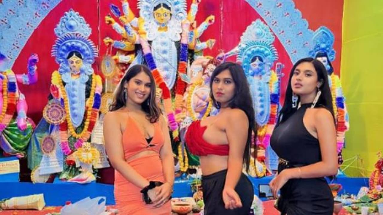 'ഇതെന്ത് വേഷം, നാണക്കേട്'; ദുർഗാ പൂജാ പന്തലിലെത്തിയ മോഡലുകൾക്കെതിരെ രൂക്ഷവിമർശനം 'ഇതെന്ത് വേഷം, നാണക്കേട്'; ദുർഗാ പൂജാ പന്തലിലെത്തിയ മോഡലുകൾക്കെതിരെ രൂക്ഷവിമർശനം