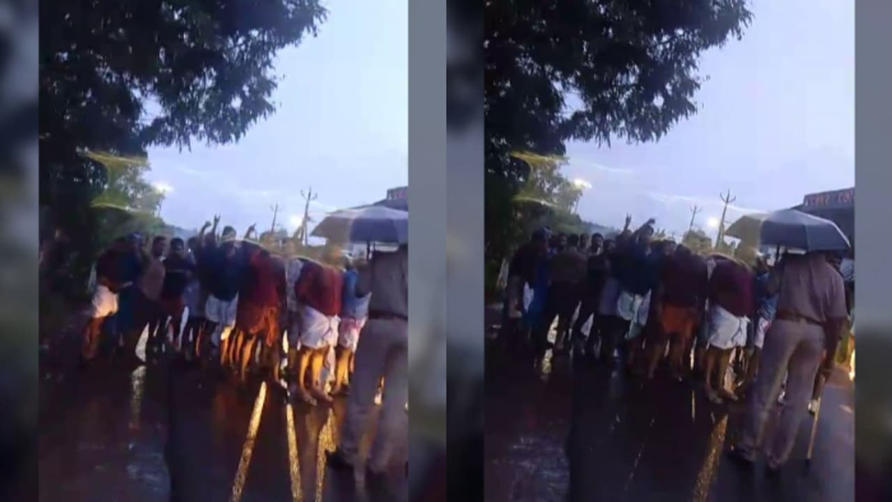 'ഓര്മ്മയില്ലേ ഷൂക്കുറെ, ഇല്ലാതായത് ഓര്ക്കുന്നില്ലേ' ; കോഴിക്കോട് കൊലവിളി മുദ്രാവാക്യവുമായി ഡിവൈഎഫ്ഐ 'ഓര്മ്മയില്ലേ ഷൂക്കുറെ, ഇല്ലാതായത് ഓര്ക്കുന്നില്ലേ' ; കോഴിക്കോട് കൊലവിളി മുദ്രാവാക്യവുമായി ഡിവൈഎഫ്ഐ