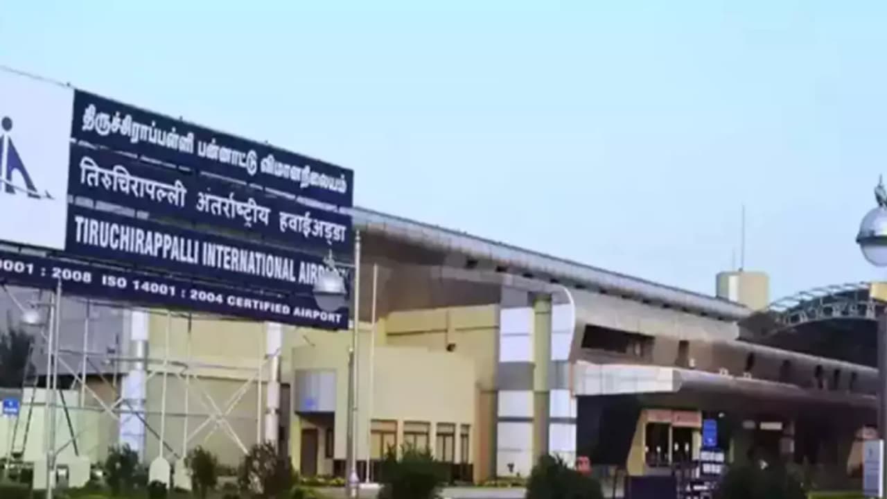 திருச்சி விமான நிலையம்; 144 பயணிகளுடன் தரையிறங்க முடியாமல் தவிக்கும் விமானம்! நிலவரம் என்ன? திருச்சி விமான நிலையம்; 144 பயணிகளுடன் தரையிறங்க முடியாமல் தவிக்கும் விமானம்! நிலவரம் என்ன?
