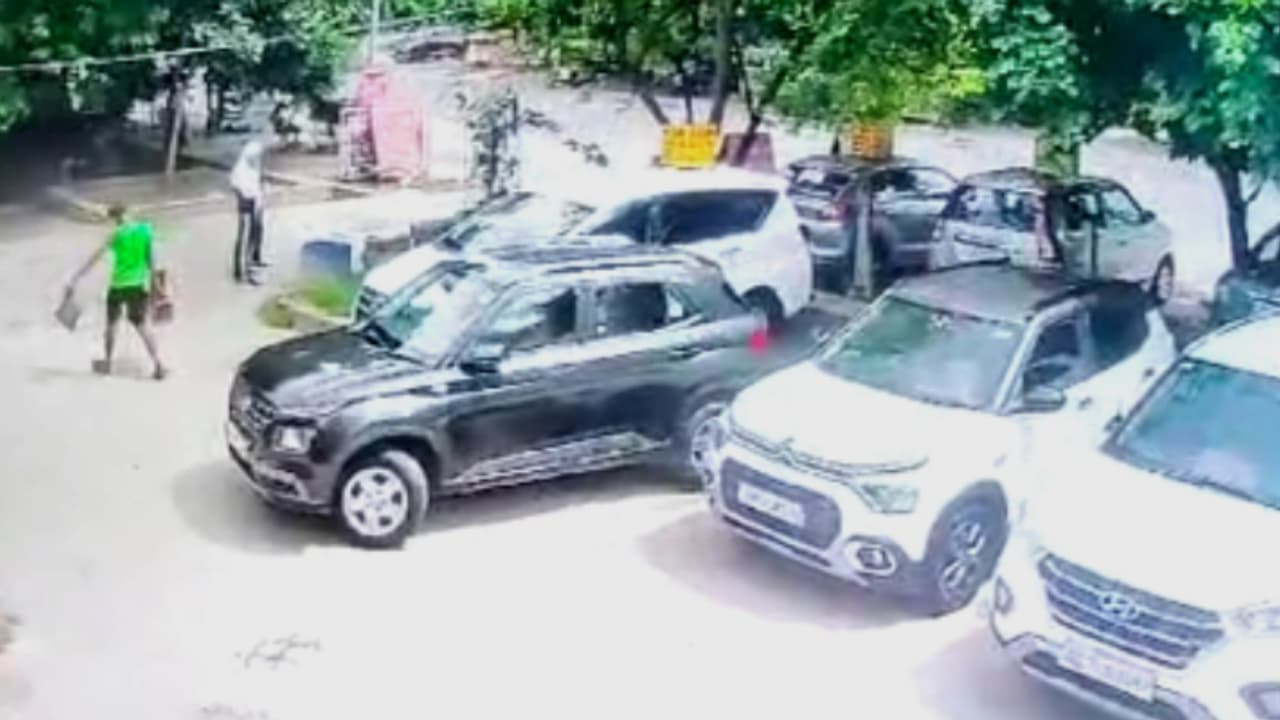 കാമുകിയുമായി കാറിൽ ഔട്ടിങ്ങിന് പോകണം, സഹായിക്കാൻ 'വ്യത്യസ്ത' വഴിയൊരുക്കി 2 സുഹൃത്തുക്കൾ, അവസാനിച്ചത് ജയിലിൽ