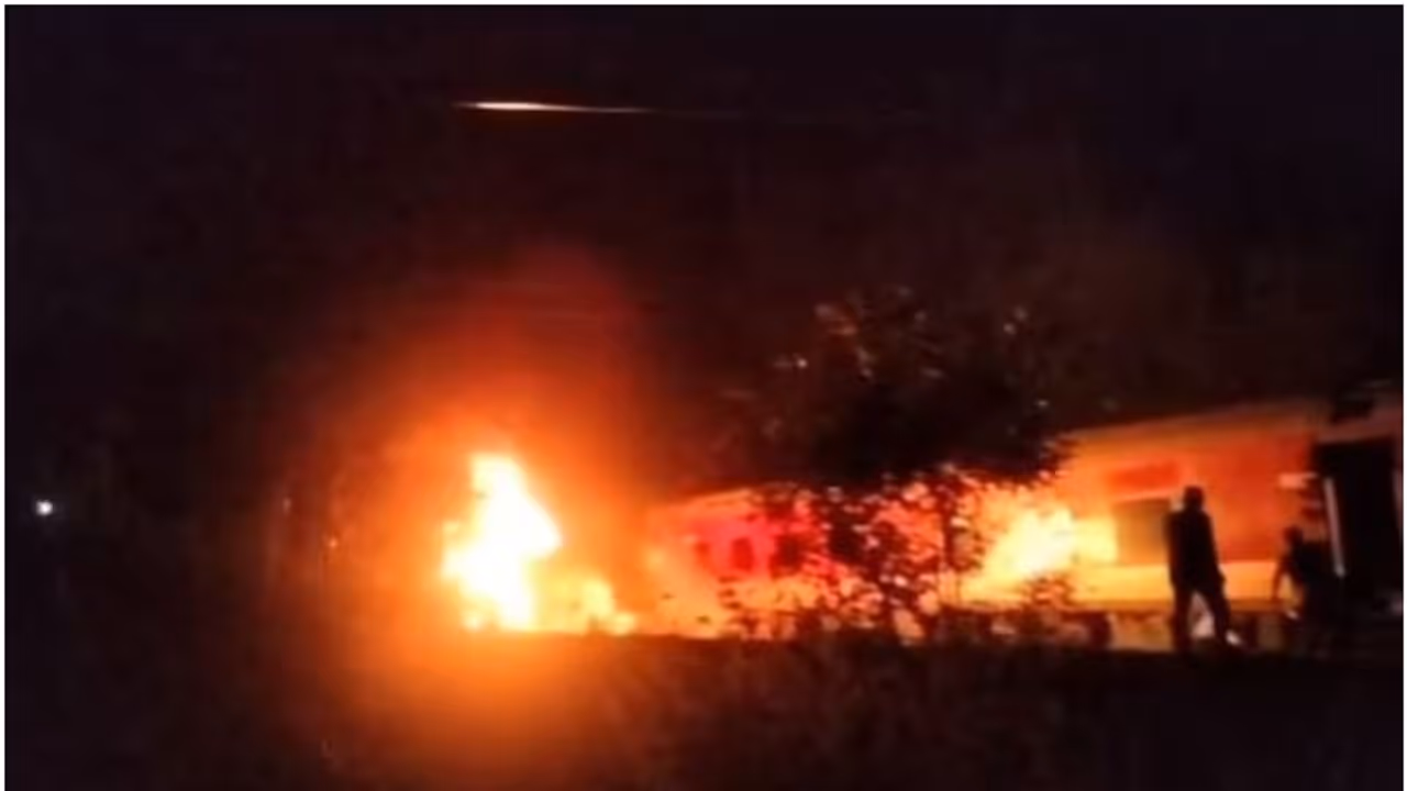 ചെന്നൈയില് മൈസൂർ ദർബാംഗ എക്സ്പ്രസ് നിർത്തിയിട്ട ചരക്ക് ട്രെയിനിൽ ഇടിച്ചു, കോച്ചുകൾ പാളം തെറ്റി, തീപിടിച്ചു ചെന്നൈയില് മൈസൂർ ദർബാംഗ എക്സ്പ്രസ് നിർത്തിയിട്ട ചരക്ക് ട്രെയിനിൽ ഇടിച്ചു, കോച്ചുകൾ പാളം തെറ്റി, തീപിടിച്ചു