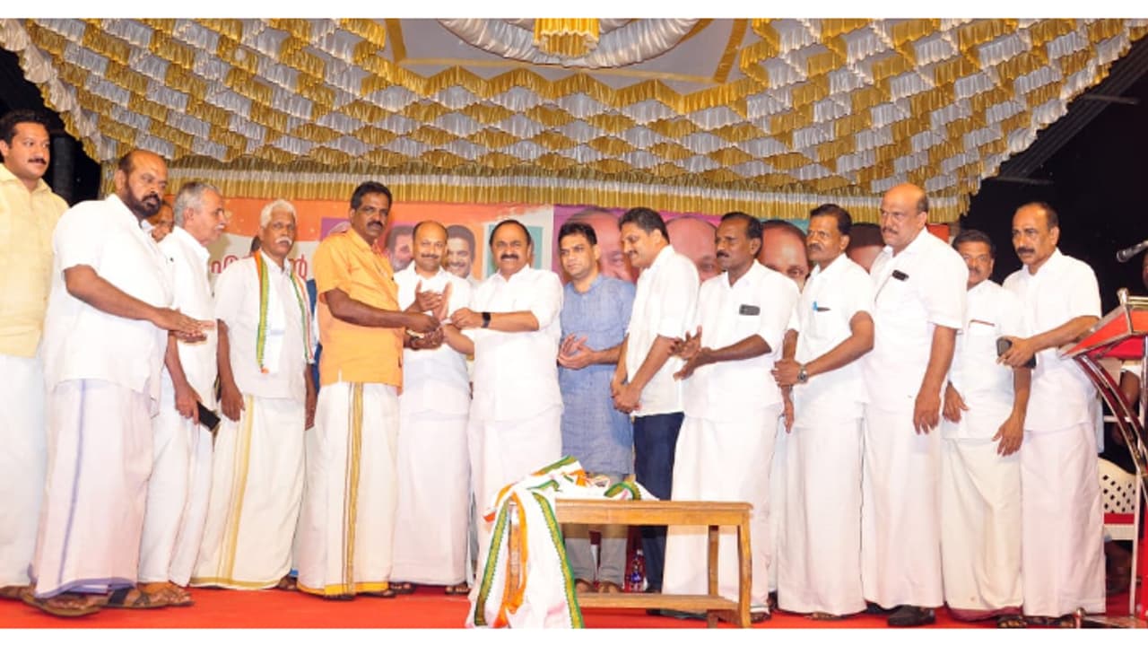 എട്ട് മുൻ ലോക്കൽ സെക്രട്ടറിമാർ അടക്കം എറണാകുളത്ത് 73 സിപിഎം പ്രവർത്തകർ കോൺഗ്രസിൽ ചേർന്നു എട്ട് മുൻ ലോക്കൽ സെക്രട്ടറിമാർ അടക്കം എറണാകുളത്ത് 73 സിപിഎം പ്രവർത്തകർ കോൺഗ്രസിൽ ചേർന്നു