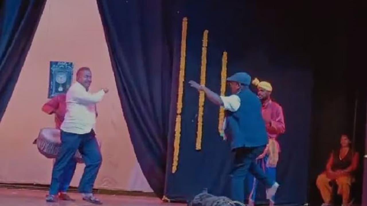 ದಸರಾ ಕಾರ್ಯಕ್ರಮದಲ್ಲಿ ಶಿವಮೊಗ್ಗ ಎಂಎಲ್‌ಎ ಭರ್ಜರಿ ಡ್ಯಾನ್ಸ್‌: ಶಾಸಕರ ಸ್ಟೆಪ್‌ಗೆ ಪ್ರೇಕ್ಷಕರು ಫಿದಾ!