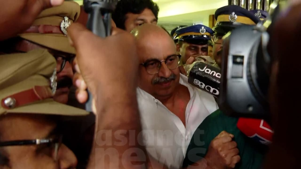 ബലാത്സംഗക്കേസില് രണ്ടാം തവണയും സിദ്ദിഖ് അന്വേഷണ സംഘത്തിന് മുന്നില്; ചോദ്യംചെയ്യലിന് ഹാജരായി ബലാത്സംഗക്കേസില് രണ്ടാം തവണയും സിദ്ദിഖ് അന്വേഷണ സംഘത്തിന് മുന്നില്; ചോദ്യംചെയ്യലിന് ഹാജരായി