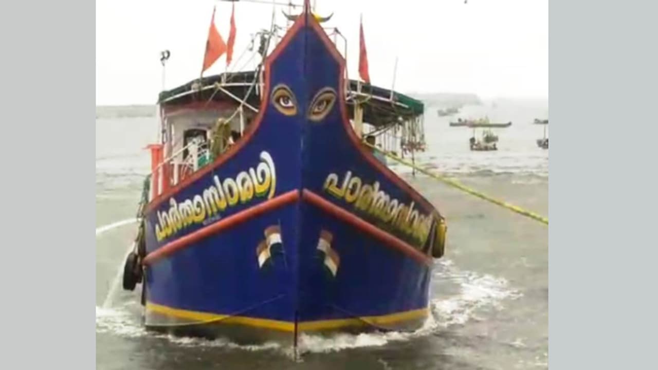 നടുക്കടലിൽ എൻജിൻ തകരാർ, 'പാർത്ഥസാരഥി'യിൽ വെള്ളം കയറി, തൊഴിലാളികളെ രക്ഷിച്ചു 