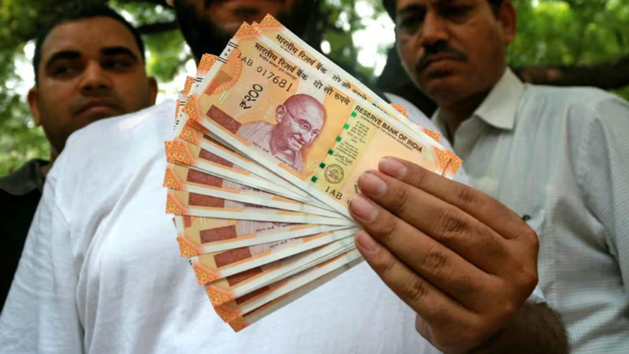 सूद पर पैसे बांटने का खेल: पकड़े गए तो 10 साल जेल और ₹1 करोड़ जुर्माना, जानिए किससे ले सकते हैं कर्ज?