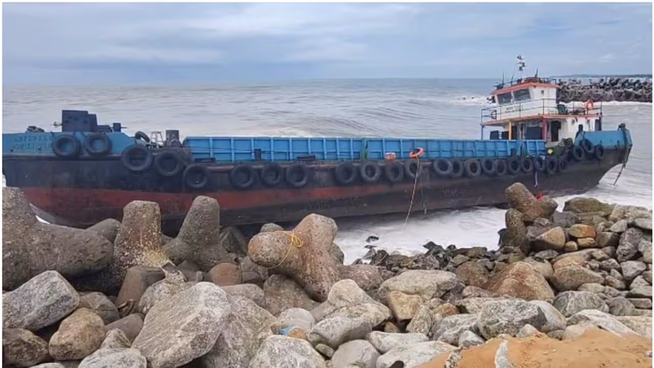 മുതലപ്പൊഴിയിൽ വീണ്ടും അപകടം; ശക്തമായ തിരയിൽപ്പെട്ട് പുലിമുട്ടിലേക്ക് ബാർജ് ഇടിച്ചുകയറി മുതലപ്പൊഴിയിൽ വീണ്ടും അപകടം; ശക്തമായ തിരയിൽപ്പെട്ട് പുലിമുട്ടിലേക്ക് ബാർജ് ഇടിച്ചുകയറി