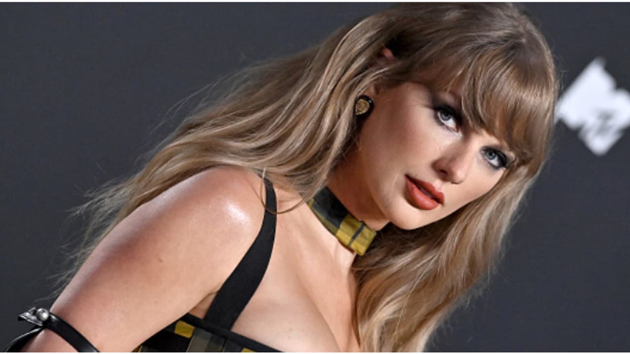 ഒറ്റ വർഷത്തിൽ 500 മില്യൺ ഡോളർ കുതിപ്പ്, ലോകത്തെ ഏറ്റവും ധനികയായ ഗായികയായി ടെയ്ലർ സ്വിഫ്റ്റ്, നഷ്ടം റിഹാനക്ക് ഒറ്റ വർഷത്തിൽ 500 മില്യൺ ഡോളർ കുതിപ്പ്, ലോകത്തെ ഏറ്റവും ധനികയായ ഗായികയായി ടെയ്ലർ സ്വിഫ്റ്റ്, നഷ്ടം റിഹാനക്ക്