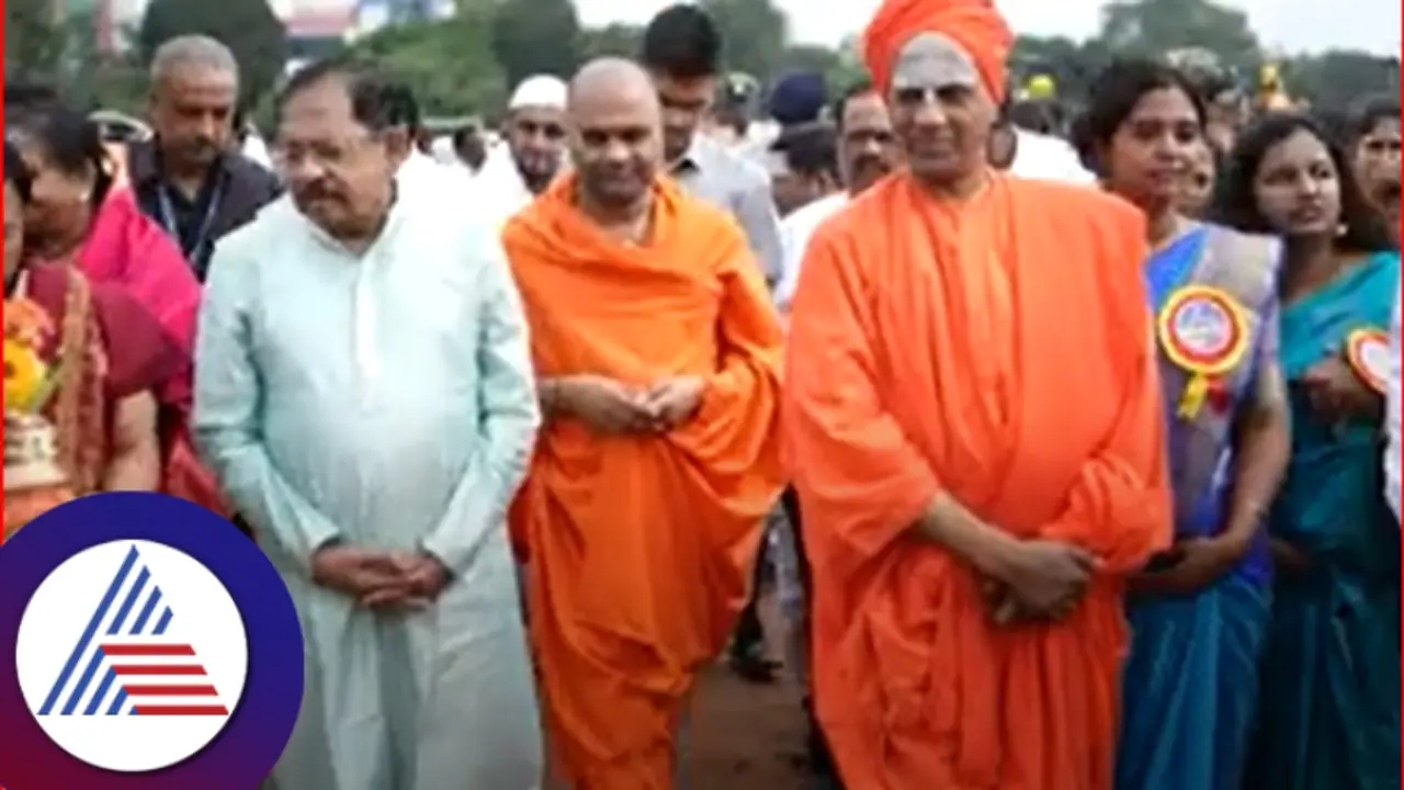 ತುಮಕೂರು ದಸರಾ ಜಂಬೂಸವಾರಿ; ತಾಯಿ ಚಾಮುಂಡೇಶ್ವರಿ ಅಂಬಾರಿ ಮುಂದೆ ಕುಣಿದು ಕುಪ್ಪಳಿಸಿ ಪರಮೇಶ್ವರ್ ತುಮಕೂರು ದಸರಾ ಜಂಬೂಸವಾರಿ; ತಾಯಿ ಚಾಮುಂಡೇಶ್ವರಿ ಅಂಬಾರಿ ಮುಂದೆ ಕುಣಿದು ಕುಪ್ಪಳಿಸಿ ಪರಮೇಶ್ವರ್