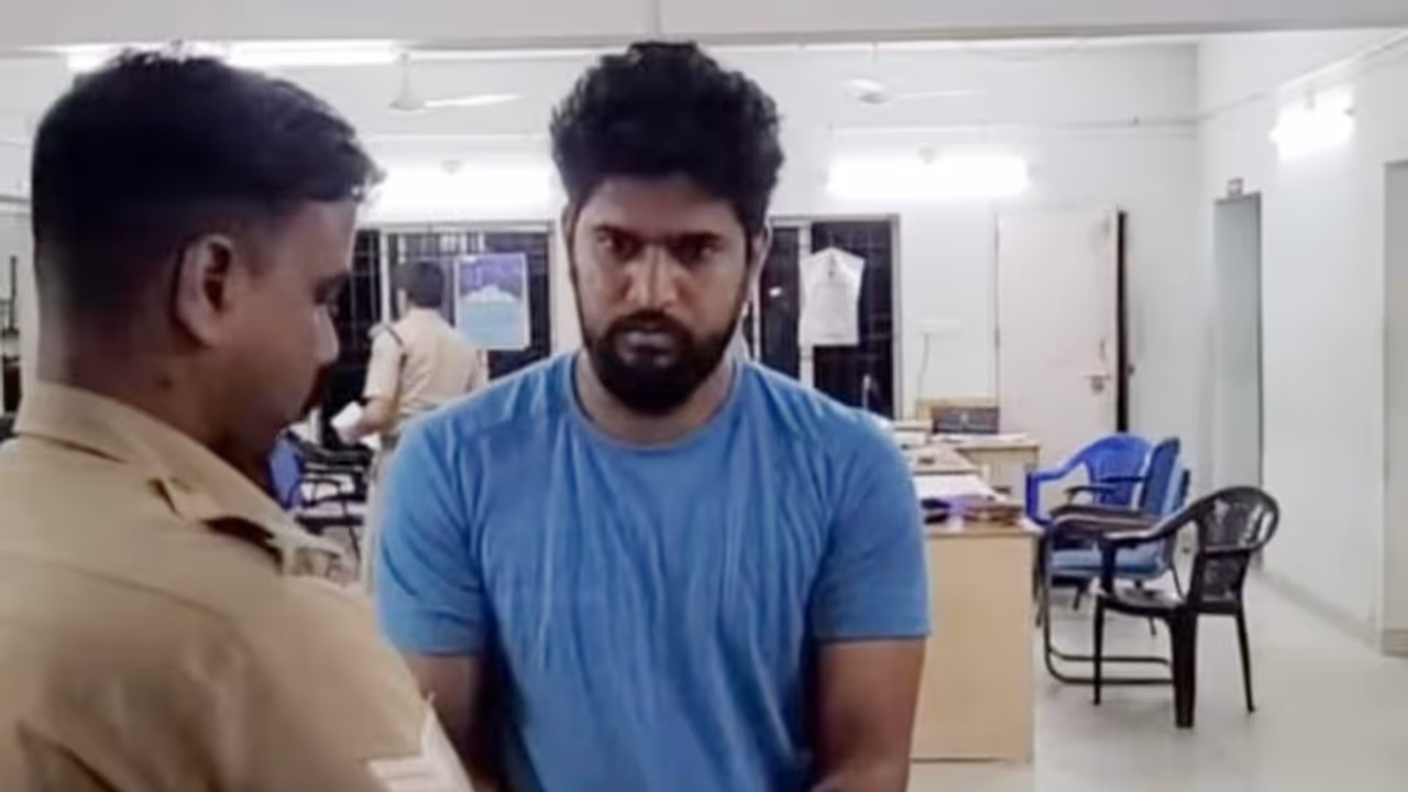 യുവതിയെ മുറിയിലെത്തിച്ച് പീഡിപ്പിച്ചു, ദൃശ്യങ്ങൾ പകര്ത്തി 'എക്സി'ലടക്കം പോസ്റ്റ് ചെയ്തു, നേമം സ്വദേശി പിടിയിൽ യുവതിയെ മുറിയിലെത്തിച്ച് പീഡിപ്പിച്ചു, ദൃശ്യങ്ങൾ പകര്ത്തി 'എക്സി'ലടക്കം പോസ്റ്റ് ചെയ്തു, നേമം സ്വദേശി പിടിയിൽ